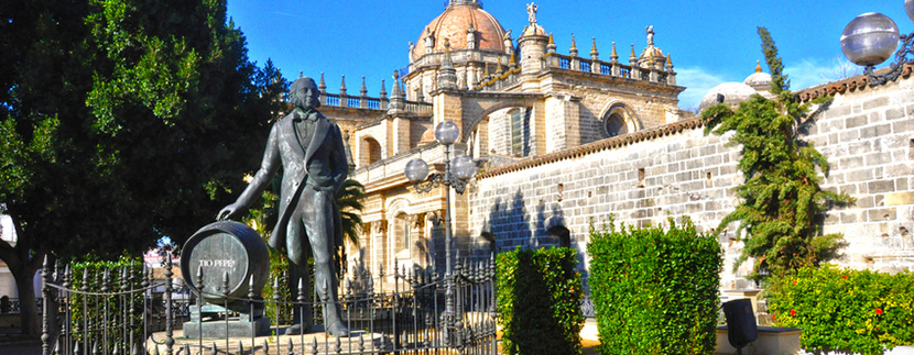 Monumento al Tío Pepe, con la catedral al fondo